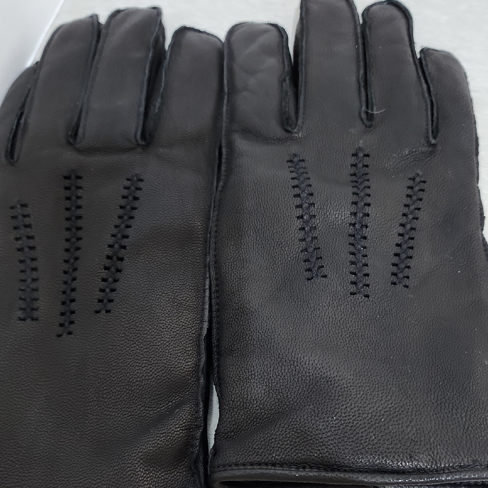 UGG Men's Black Leather Gloves - Picture 8 of 8
